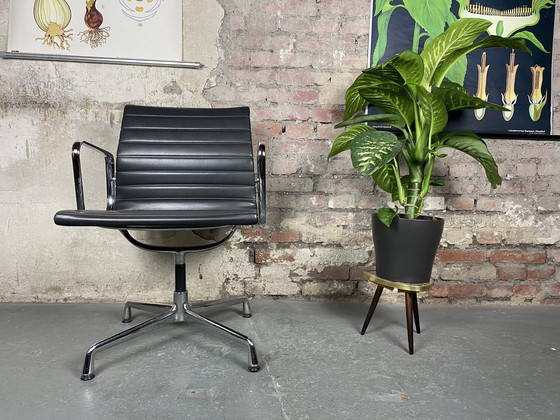 Image 1 of Vitra Aluminium Stoel EA 108 van Charles & Ray Eames