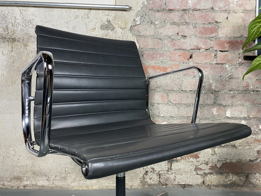 Vitra Aluminium Stoel EA 108 van Charles & Ray Eames