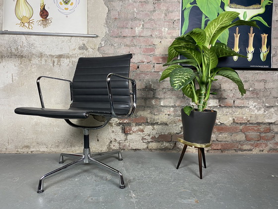 Image 1 of Vitra Aluminium Stoel EA 108 van Charles & Ray Eames