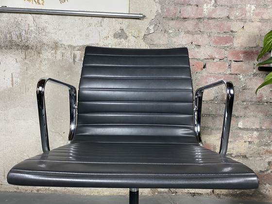 Image 1 of Vitra Aluminium Stoel EA 108 van Charles & Ray Eames