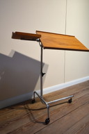 HMN Deense bijzettafel, verstelbaar leesblad in teak en chroom