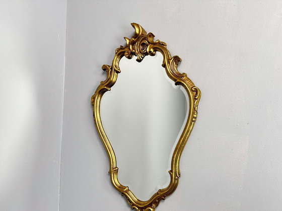 Image 1 of Vintage Ingelijste Vergulde Spiegel Met Sierlijk Decor | Afgeschuinde Spiegel
