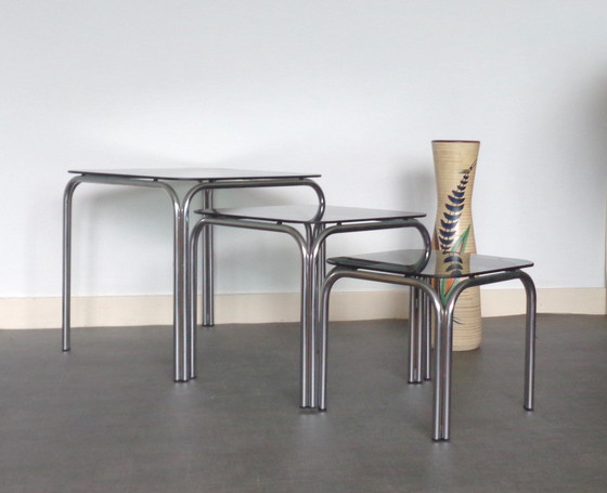 Image 1 of Vintage bijzettafels bijzettafels chroom getint glas blad