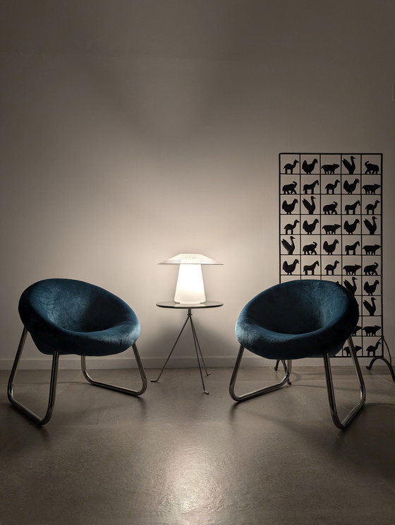 Image 1 of Paar Italiaanse fauteuils van chroom en blauw fluweel, 1970