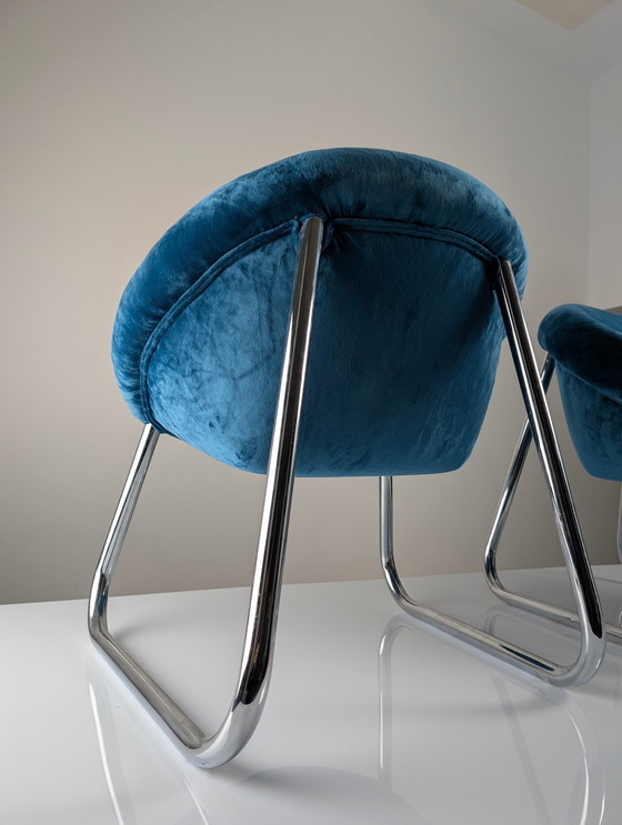 Image 1 of Paar Italiaanse fauteuils van chroom en blauw fluweel, 1970