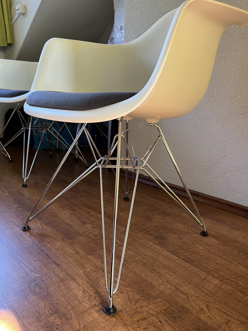 6 vitra stoelen zo goed als nieuw