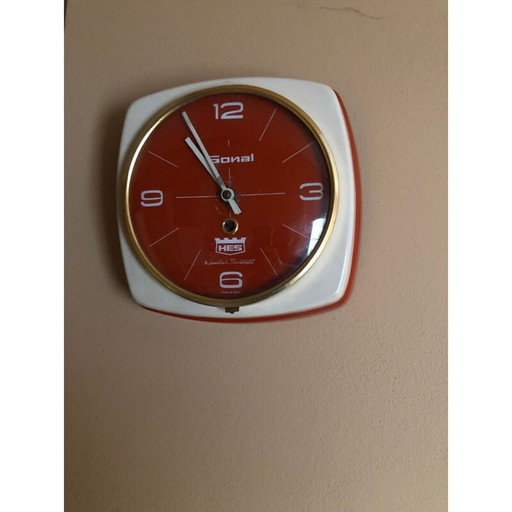 Vintage hes wandklok in zware metalen kast, India