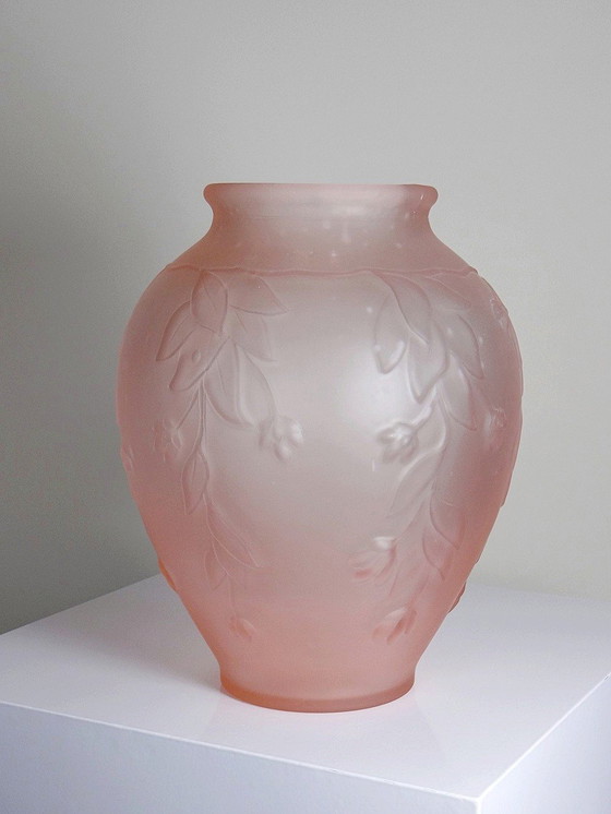 Image 1 of Grote Art Deco Gevormde/gedrukte Roze Glazen Vaas