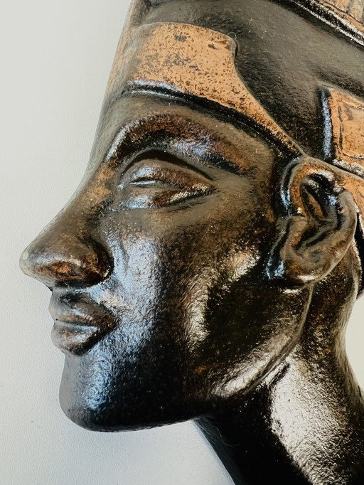 Nefertiti reliëf van gegoten metaal