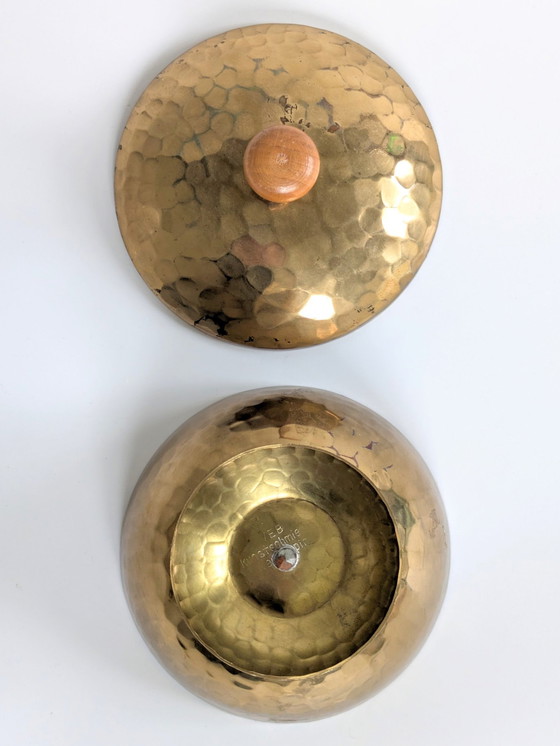 Image 1 of Vintage dekseldoos met voetstuk | Gehamerd messing & hout