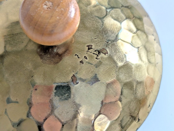 Image 1 of Vintage dekseldoos met voetstuk | Gehamerd messing & hout