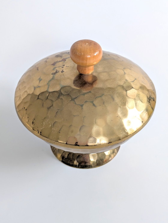 Image 1 of Vintage dekseldoos met voetstuk | Gehamerd messing & hout