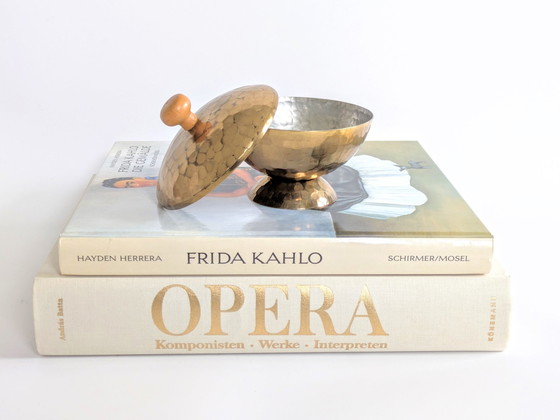 Image 1 of Vintage dekseldoos met voetstuk | Gehamerd messing & hout