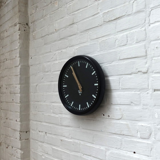 Image 1 of Vintage Industriële Zwarte Pragotron Klok