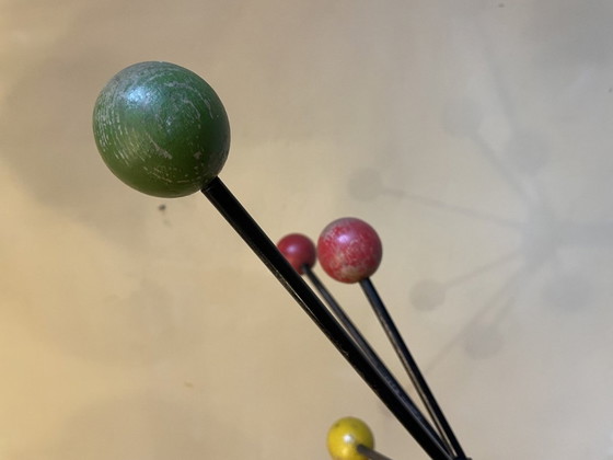 Image 1 of Staande Kapstok Met Gekleurde Ballen in de stijl van Roger Ferraud Jaren 50 Frans