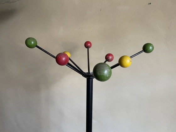 Image 1 of Staande Kapstok Met Gekleurde Ballen in de stijl van Roger Ferraud Jaren 50 Frans