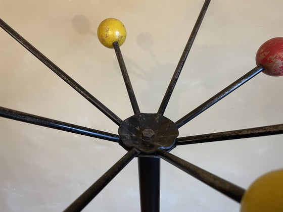 Image 1 of Staande Kapstok Met Gekleurde Ballen in de stijl van Roger Ferraud Jaren 50 Frans