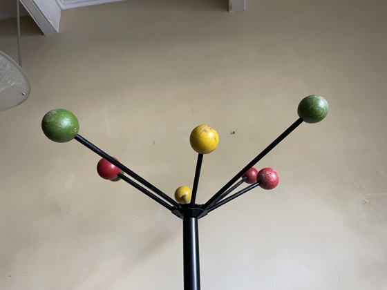 Image 1 of Staande Kapstok Met Gekleurde Ballen in de stijl van Roger Ferraud Jaren 50 Frans