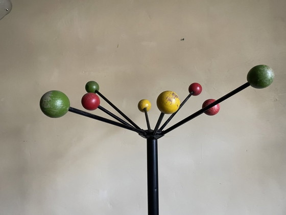 Image 1 of Staande Kapstok Met Gekleurde Ballen in de stijl van Roger Ferraud Jaren 50 Frans