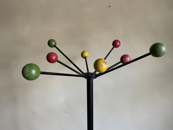 Image 1 of Staande Kapstok Met Gekleurde Ballen in de stijl van Roger Ferraud Jaren 50 Frans