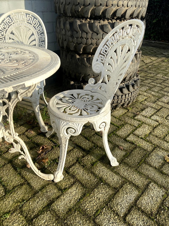 Image 1 of 4 Stoelen En Tafel, Klassieke Aluminium Tuinset, Wit Gelakt.