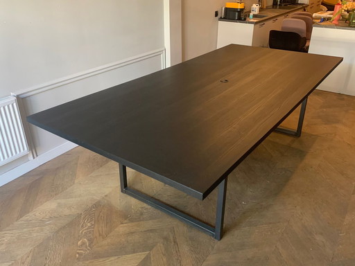 Zwarte eettafel/vergadertafel/bureau met stalen onderstel