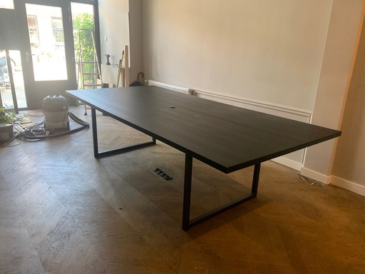 Zwarte eettafel/vergadertafel/bureau met stalen onderstel