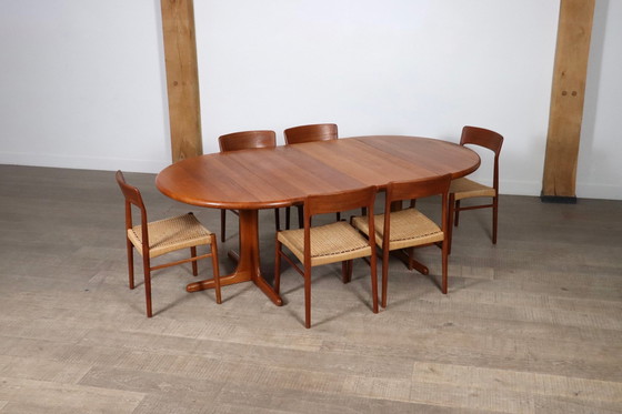 Image 1 of Uitschuifbare ronde tot ovale eettafel in teak, Denemarken 1960S