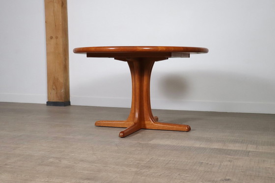 Image 1 of Uitschuifbare ronde tot ovale eettafel in teak, Denemarken 1960S