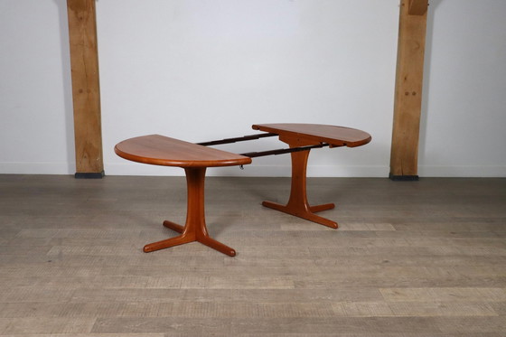 Image 1 of Uitschuifbare ronde tot ovale eettafel in teak, Denemarken 1960S