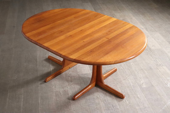 Image 1 of Uitschuifbare ronde tot ovale eettafel in teak, Denemarken 1960S