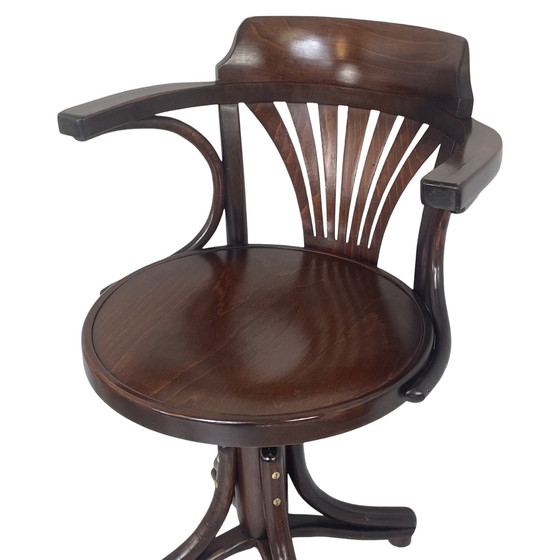 Image 1 of Thonet (Attr.) - Gebogen houten kapiteinsstoel - Gemonteerd op een draaivoet