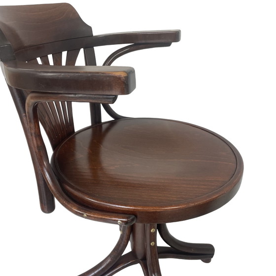 Image 1 of Thonet (Attr.) - Gebogen houten kapiteinsstoel - Gemonteerd op een draaivoet