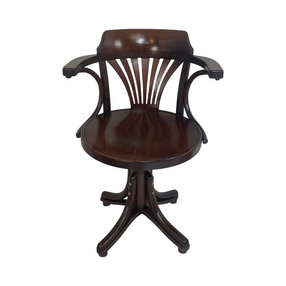 Image 1 of Thonet (Attr.) - Gebogen houten kapiteinsstoel - Gemonteerd op een draaivoet