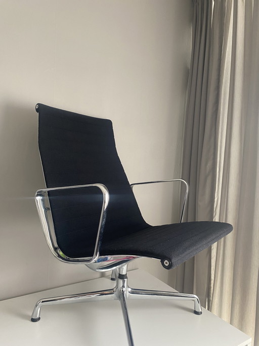 Vitra EA115 aluminium lounge chair bij Charles & Ray Eames