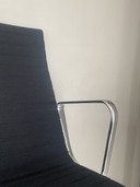 Vitra EA115 aluminium lounge chair bij Charles & Ray Eames