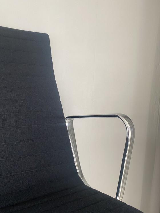 Image 1 of Vitra EA115 aluminium lounge chair bij Charles & Ray Eames