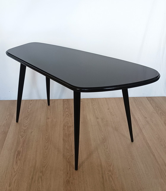 Image 1 of Vijftiger jaren coffee tafel met glazen bovenblad 