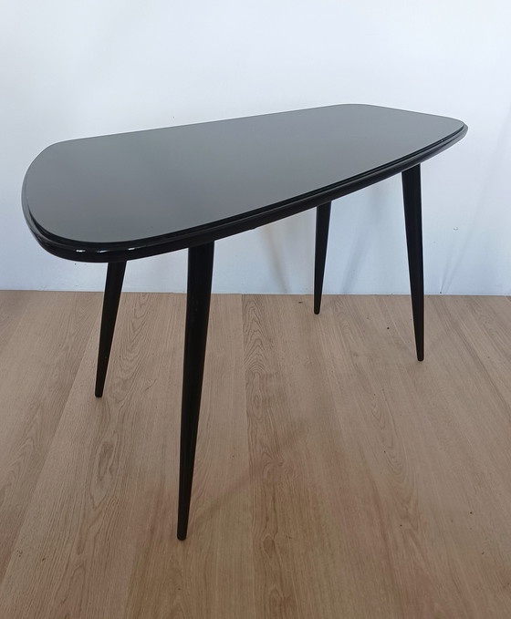 Image 1 of Vijftiger jaren coffee tafel met glazen bovenblad 