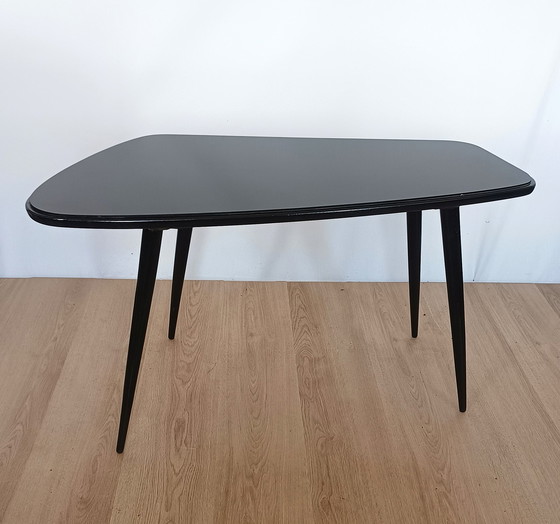 Image 1 of Vijftiger jaren coffee tafel met glazen bovenblad 