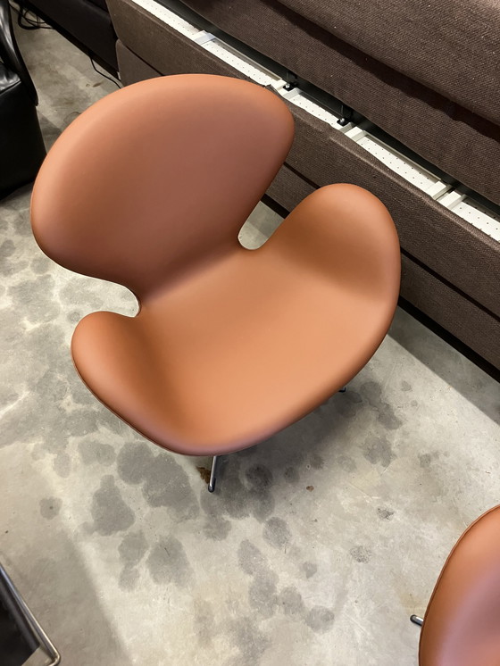 Image 1 of 2X Fritz Hansen Swan Chair Van Arne Jacobsen In Cognac Leder, Nieuwstaat!