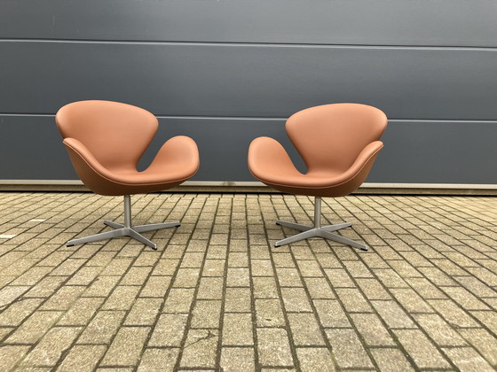 Image 1 of 2X Fritz Hansen Swan Chair Van Arne Jacobsen In Cognac Leder, Nieuwstaat!