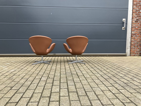 Image 1 of 2X Fritz Hansen Swan Chair Van Arne Jacobsen In Cognac Leder, Nieuwstaat!