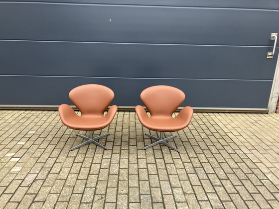 Image 1 of 2X Fritz Hansen Swan Chair Van Arne Jacobsen In Cognac Leder, Nieuwstaat!