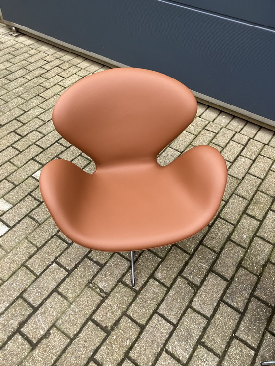 Image 1 of 2X Fritz Hansen Swan Chair Van Arne Jacobsen In Cognac Leder, Nieuwstaat!