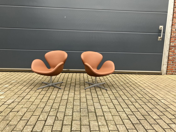 Image 1 of 2X Fritz Hansen Swan Chair Van Arne Jacobsen In Cognac Leder, Nieuwstaat!