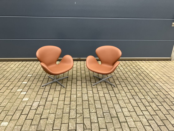 Image 1 of 2X Fritz Hansen Swan Chair Van Arne Jacobsen In Cognac Leder, Nieuwstaat!