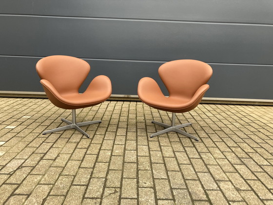 Image 1 of 2X Fritz Hansen Swan Chair Van Arne Jacobsen In Cognac Leder, Nieuwstaat!