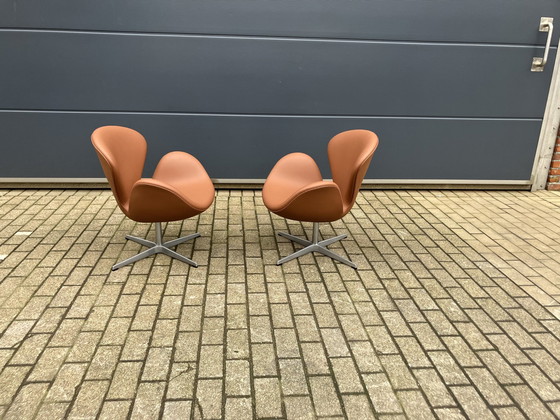 Image 1 of 2X Fritz Hansen Swan Chair Van Arne Jacobsen In Cognac Leder, Nieuwstaat!