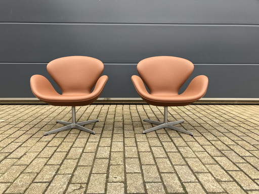 2X Fritz Hansen Swan Chair Van Arne Jacobsen In Cognac Leder, Nieuwstaat!